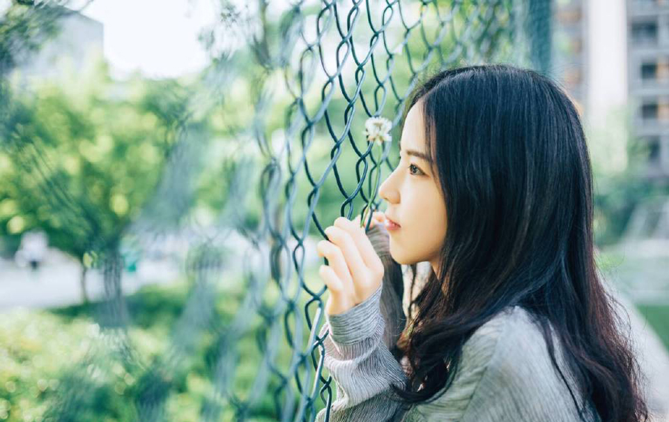 “那士元有什么交代吗？”魏延看向一脸无奈的邓贤道。